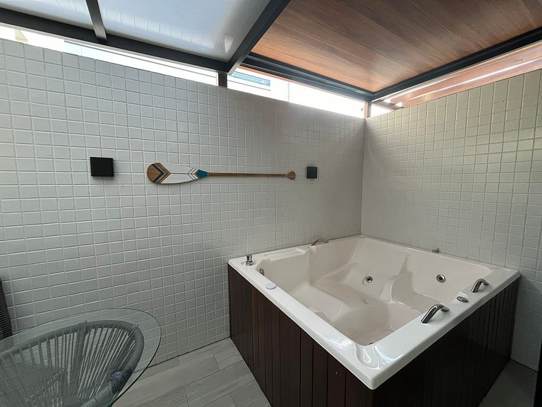 Acomodação com jacuzzi para até 2 pessoas. GBS 110