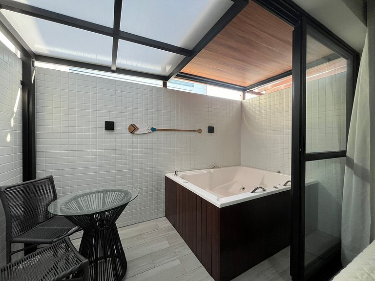 Acomodação com jacuzzi para até 2 pessoas. GBS 110