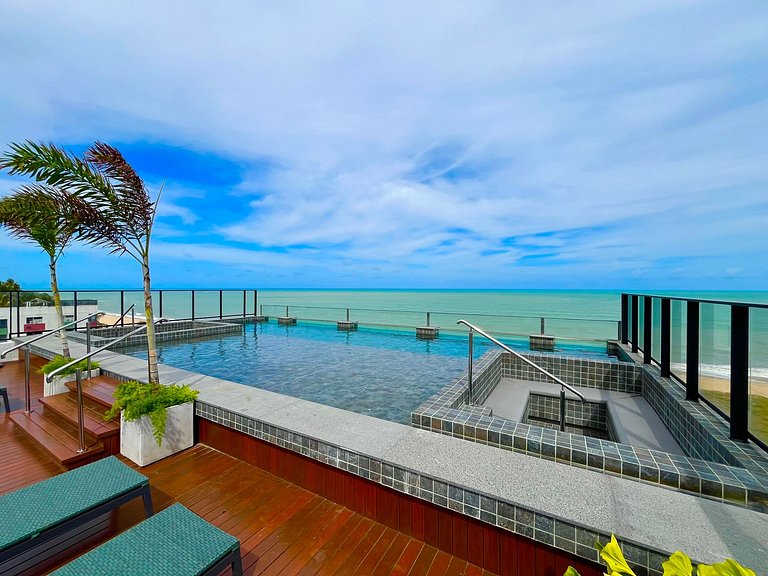 Apartamento pé na areia na praia do Bessa. AG 012.