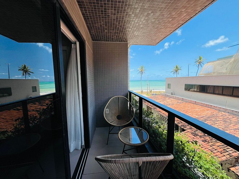 Flat com varanda e vista para o mar. BH 213