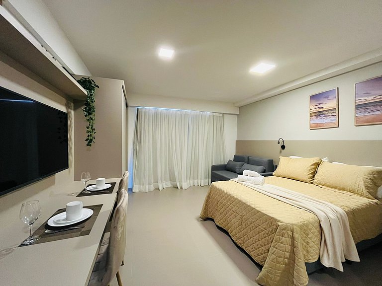 Flat com varanda e vista para o mar. BH 213