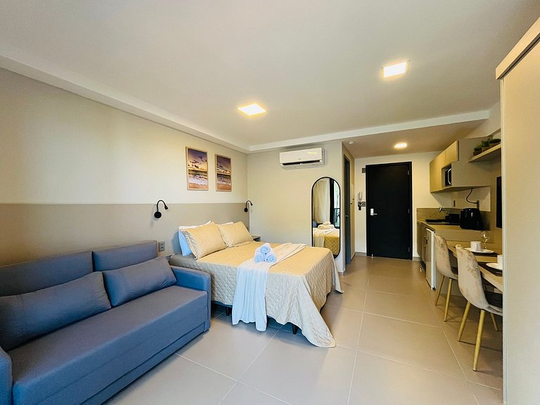 Flat com varanda e vista para o mar. BH 213