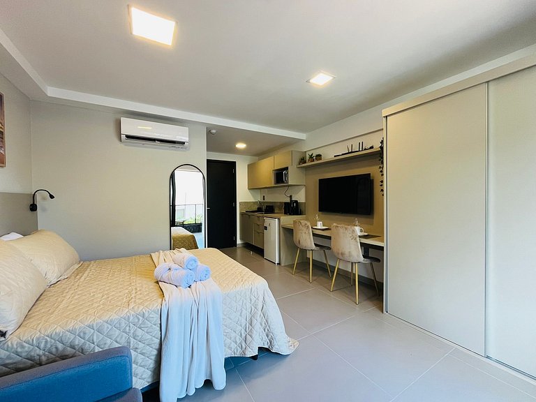Flat com varanda e vista para o mar. BH 213