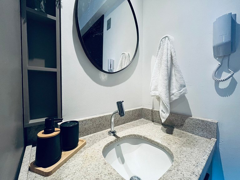 Apartamento com varanda disponível. BH 325.